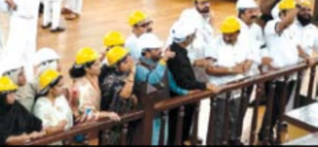 गफूर पठान पर हमले के खिलाफ विपक्ष का हेल्मेट पहनकर प्रदर्शन